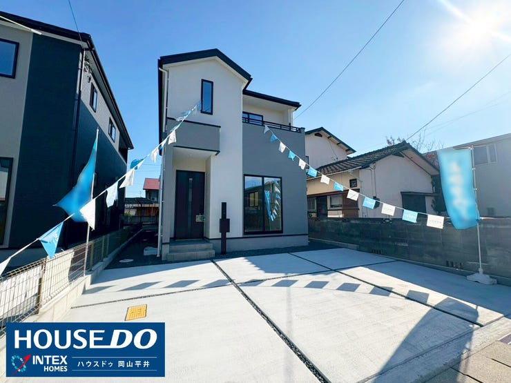 【外観】
爽やかな白とグレーのコントラストが美しい外観ですね!広々としたカースペースは並列駐車が可能で、荷物の多いお買い物帰りや、お子様の送り迎えもスムーズに。