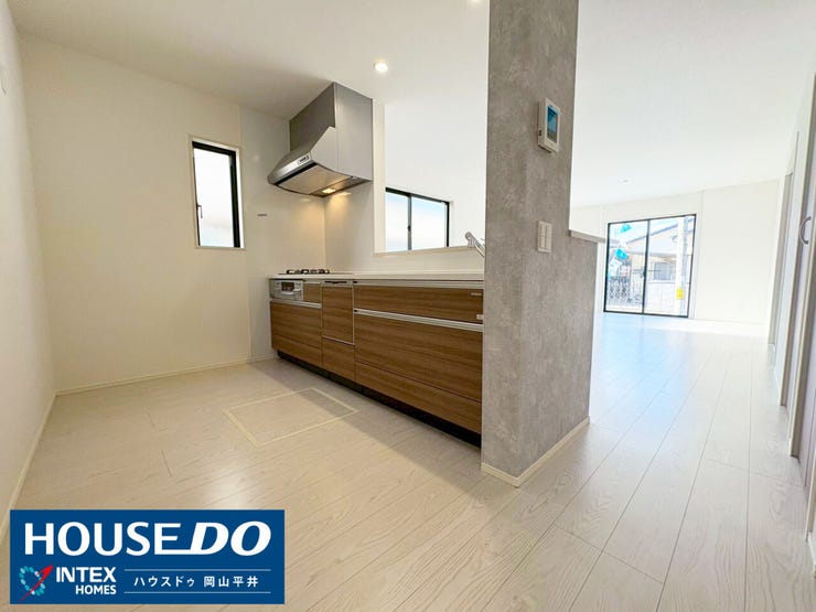 お料理中もリビングで遊ぶお子様を見守れる安心の設計です。木目調の落ち着いたパネルが、白を基調とした空間におしゃれなアクセントを加え、毎日の家事が楽しくなりそう!