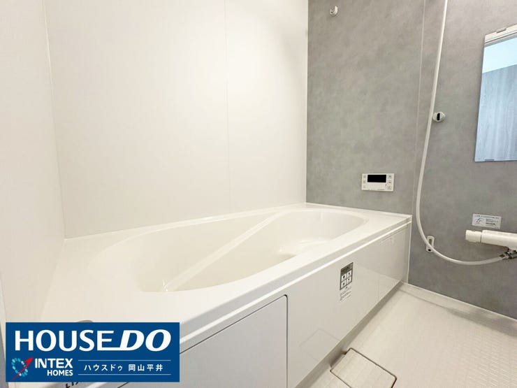 シックなグレーのアクセントパネルが落ち着いた空間を演出。ゆったりとした浴槽は、お子様との入浴も窮屈さを感じさせません。一日の疲れを癒す、家族の特別な場所に。