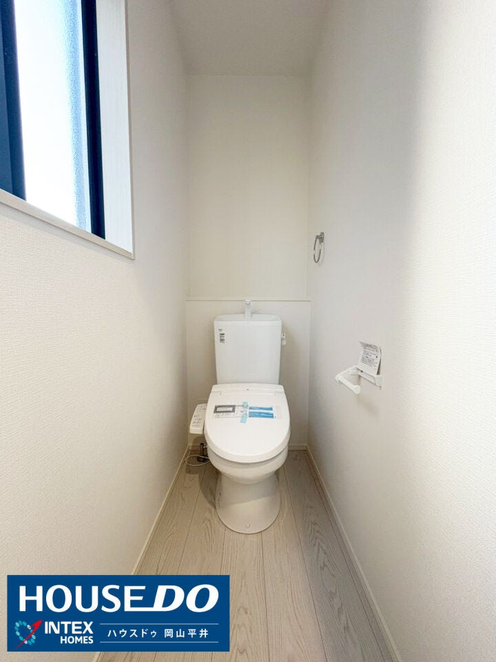 小窓から自然光が入り、明るく開放感のあるお手洗い。白を基調とした空間に、温かみのある木目調の床が優しい雰囲気を演出します。毎日使う場所だからこそ、清潔感と心地よさにこだわりました。