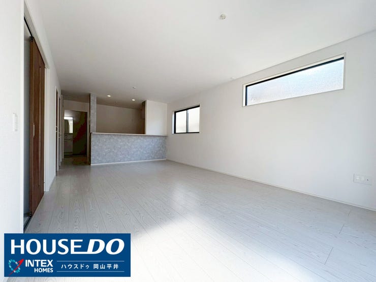 高い位置にある窓から優しい光が差し込み、開放感たっぷり!お料理中もお子様の様子が見守れる対面キッチンは、家族の会話を弾ませる大切な場所に。毎日を心地よく彩る、洗練された空間です!