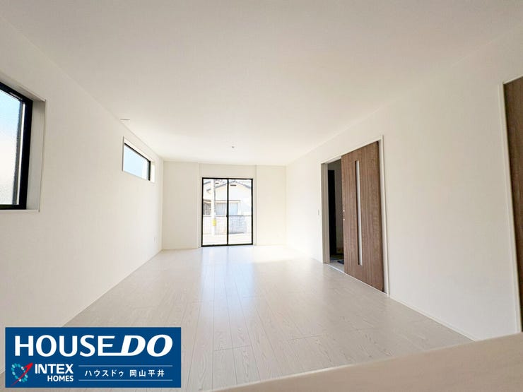 白を基調とした明るい室内は、開放感たっぷり!横長の窓や掃き出し窓から心地よい光が差し込み、家族の笑顔を明るく照らします。木の温もりを感じるドアが、優しい雰囲気を演出。