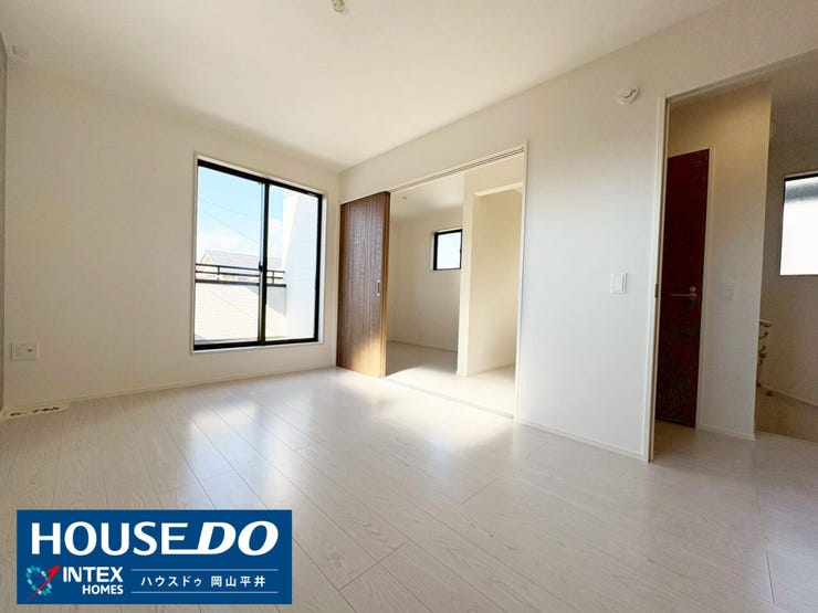 大きな窓からたっぷりと陽光が注ぎ込む、開放感あふれる空間です。隣の空間とは引き戸で仕切れるため、お子様の成長に合わせてプレイルームにしたり、個室にしたりと、自由自在なレイアウトが楽しめますね!