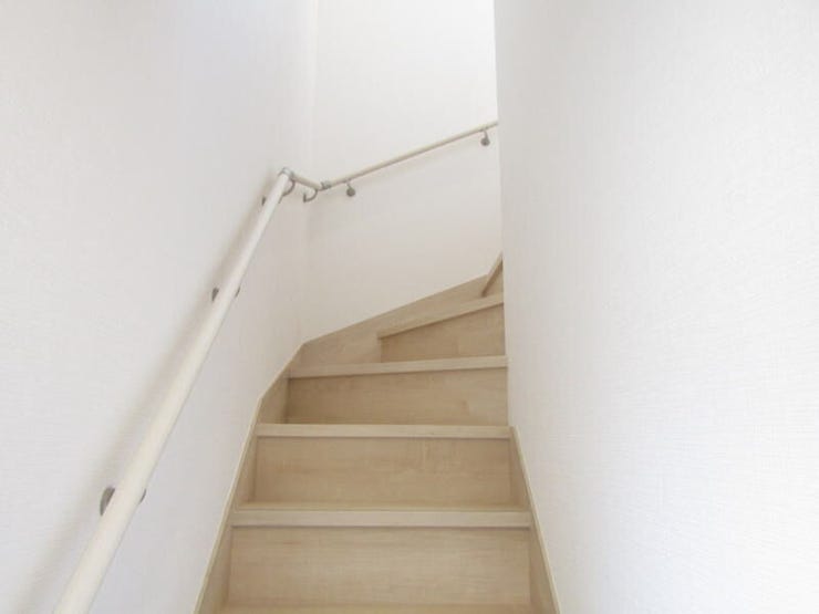 手すりを設置することで歩行のサポートとなり転倒の防止など思わぬ事故を防ぐことが出来ます。