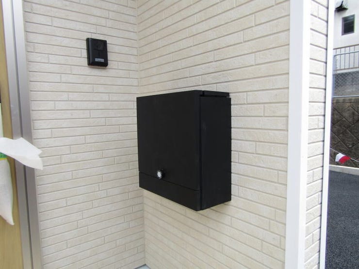 大きく開いて取り出しやすい!ダイヤルロックで安心の壁掛けポスト