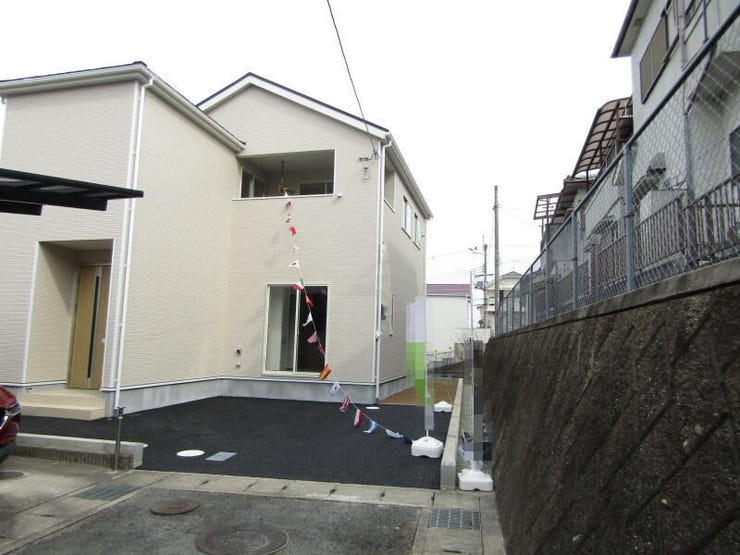 駐車スペースは2台分を確保。ご家族や来客の車も安心して駐車できます。