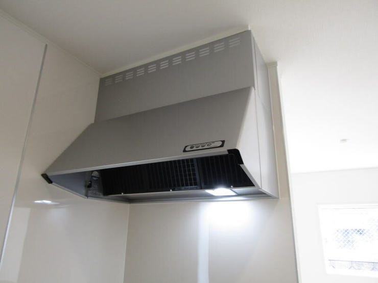 スタンダードで使いやすいブーツ型レンジフードを採用。安定した吸引力でしっかりと煙やニオイを排出します。