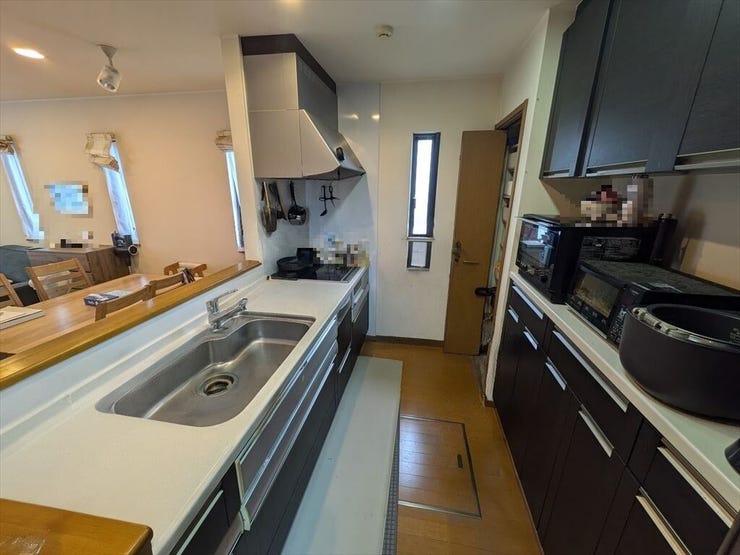 料理をしながら会話が楽しめる対面キッチン!リビングで遊ぶお子様の様子も見えるので安心です♪