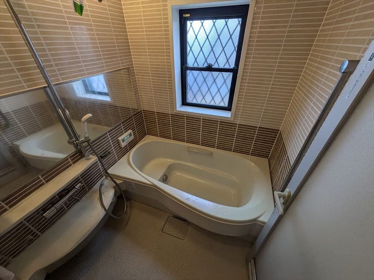 ゆったりと入浴可能な大きさの浴室♪ご家族と一緒に入るにも十分な広さです♪
