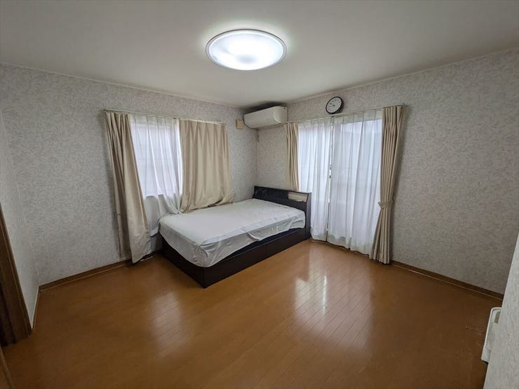 バルコニーに面した明るい洋室。2面採光で晴れの日の日中はいつも明るいお部屋です。