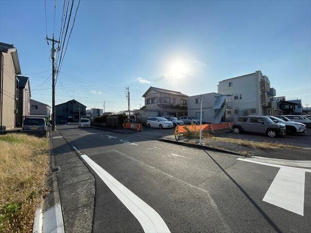 幅員約8mの前面道路です。広々としていて、街並みが開放的で圧迫感がありません。