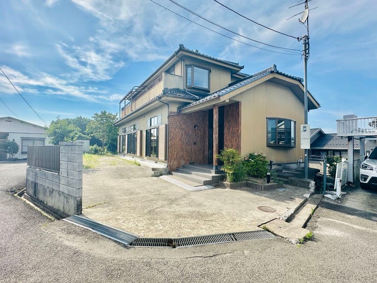 前面道路は交通量が少なく落ち着いて駐車可能♪