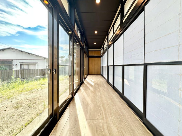 陽当り良好な縁側はペットも喜びそうです♪