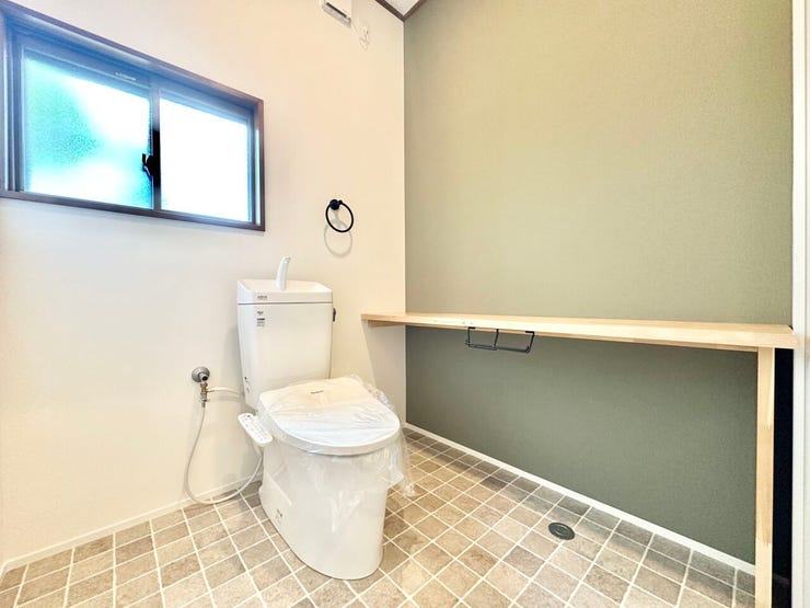 トイレもゆとりある広さ♪小窓や棚付きです♪