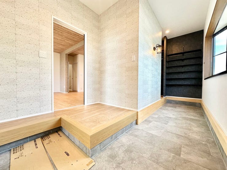 玄関はご家族用と来客用で分けて使用可能な動線♪