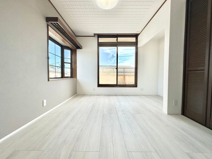 2階洋室は壁天井クロス貼替、フローリング張替済♪