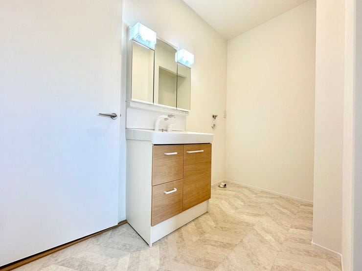 洗面台は大容量収納の三面鏡タイプ♪