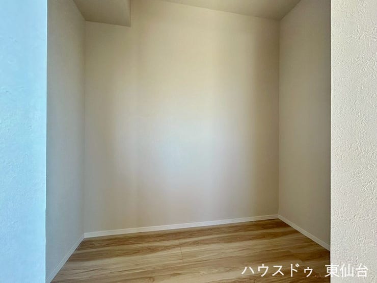 洗濯動線に配慮した、棚付きのウォークインクローゼット。衣類も日用品もすっきり収まり、暮らしが整います