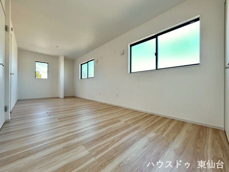 稼働間仕切りで二部屋でご使用いただいても2面採光と収納は各部屋に確保されております!