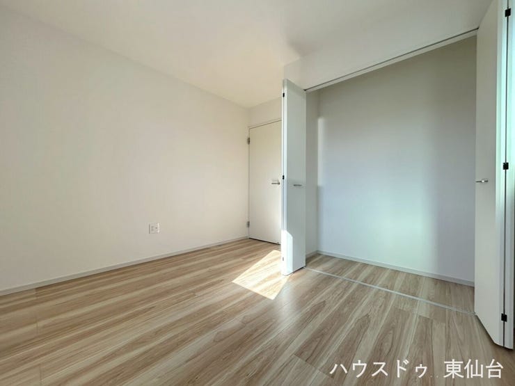 奥行きたっぷりのクローゼットで、季節物もラクラク整理