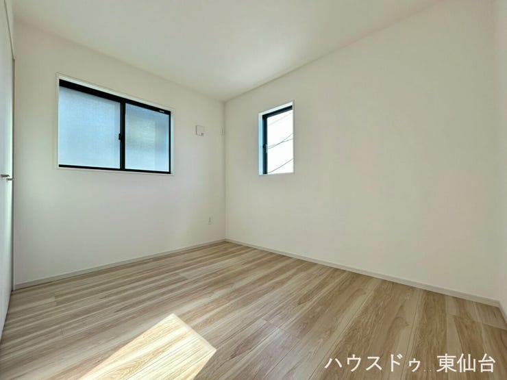 2面採光で日差したっぷりの洋室、書斎や子供部屋にピッタリです。