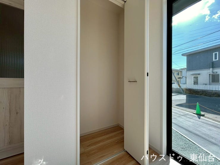 リビイングについたこちらは、日々の暮らしを快適に整える、便利なスペースを確保。