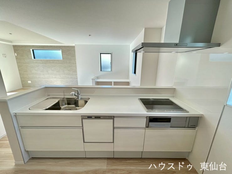 キッチンはカウンターキッチンでリビング全体が見渡せます!食洗器付きで洗い物も全自動です