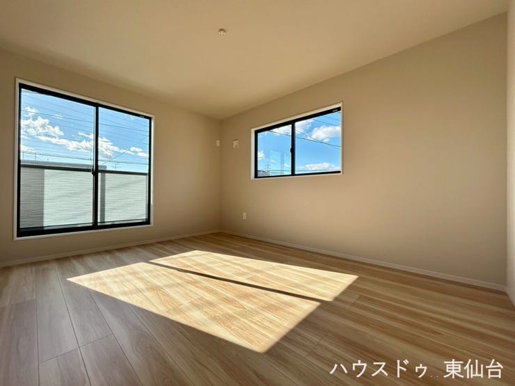 一日の疲れを癒す寝室は、落ちつきのある内装とゆとりある広さが魅