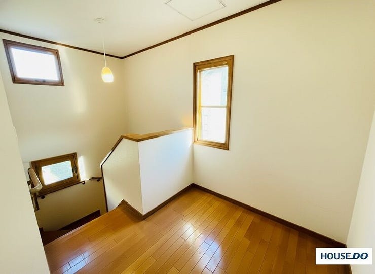 (家具消し加工済み)
高窓からの採光が美しい、明るい階段ホール。観葉植物もよく育つ、陽当たりの良い特等席。