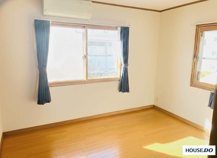 (家具消し加工済み)
たっぷりの陽光が注ぐ、贅沢な二面採光。朝のお目覚めも気持ち良い、明るいお部屋。