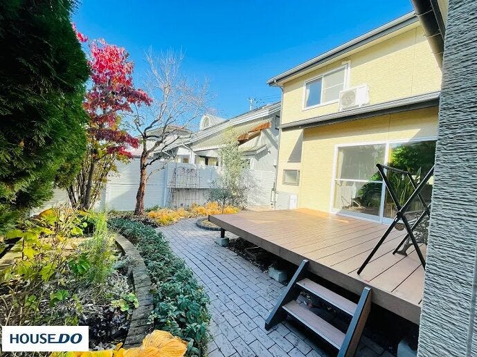 レンガと緑のコントラストが美しい、完成された外構にリビング直結の広々ウッドデッキ。プライバシーを守る白いフェンスで周囲の視線を気にせず、カーテンを開けて暮らせます。