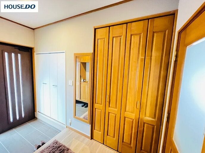 断熱性能に優れたハイグレード玄関ドア。
靴だけじゃもったいない。アウトドア用品やコートも収まる、壁一面の大型クローゼット。