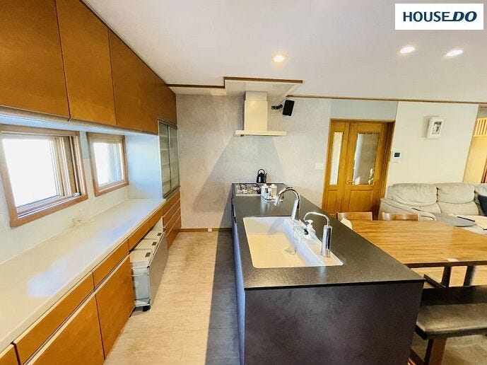 (家具消し加工済み)
料理が楽しくなる高級キッチン。 Panasonic「Lクラス」採用。機能美と使い勝手を兼ね備えています