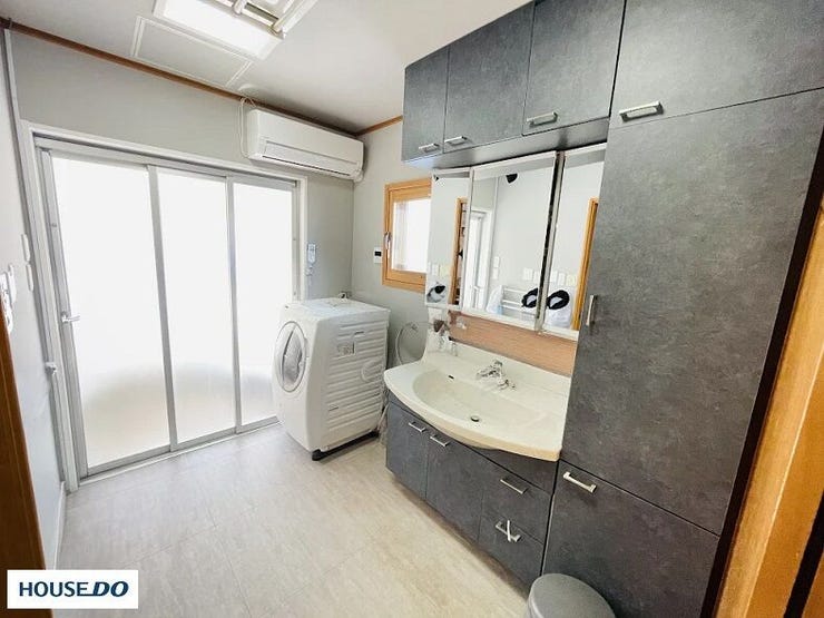 (家具消し加工済み)
収納力という、ゆとり。タオルも洗剤もすっきり収まる大型ドレッサー。脱衣所にエアコンもあり、湯上がりも夏は涼しく、冬は暖かく。