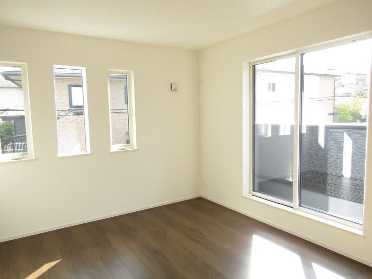 大きな窓から自然光がたっぷり差し込む、バルコニーに面した洋室は、明るく風通しも良好で、心地よい空間が広がります。