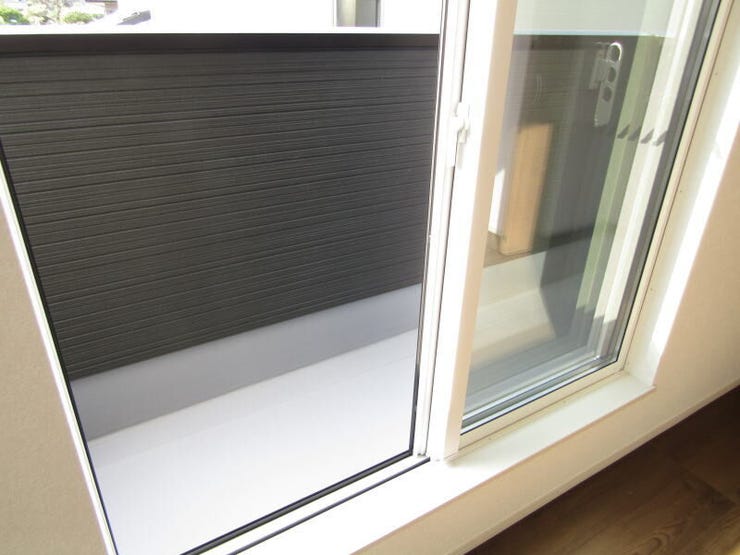 洗濯物をまとめて干せる十分なスペースを備えたバルコニー。