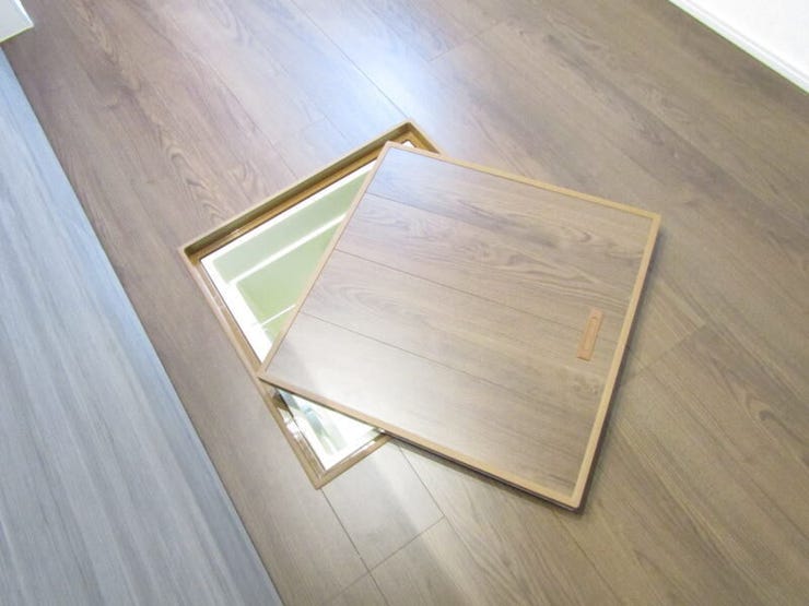 調味料や保存食品、日用品のストックなどをまとめて収納できる床下収納付き。