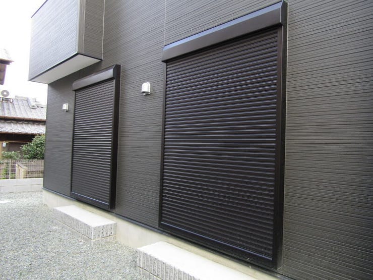 窓にはシャッター雨戸を完備。外出時や就寝時も、しっかりとプライバシーと安全を守ります。