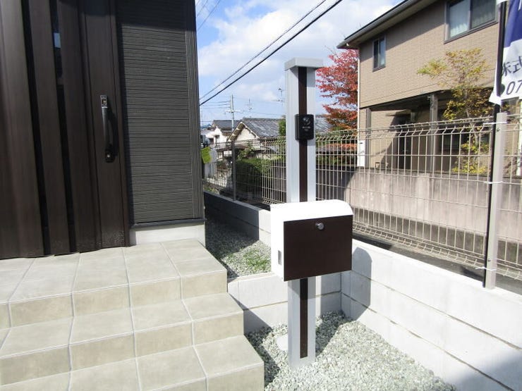 玄関前にはプランターを置いて、季節の花やグリーンで彩りを加えるのも素敵ですね。