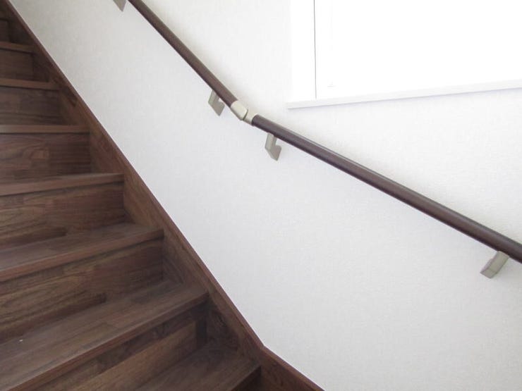 毎日の上り下りをしっかりサポートする階段手すり。小さなお子さまやご年配の方にも安心な設計です。