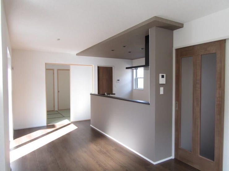 家族の会話が弾む、開放感ある対面式キッチン。料理中もリビングの様子が見えて安心です。