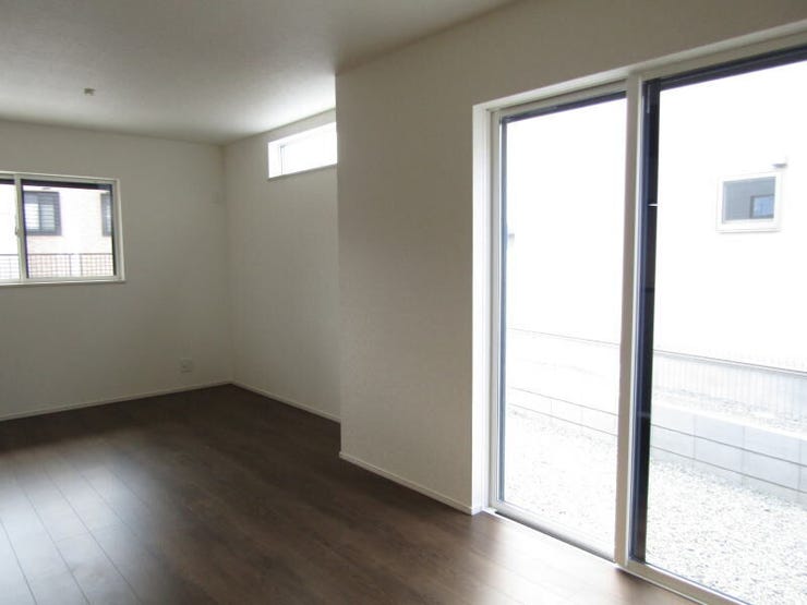 明るく開放的なリビングは、家族がゆったりとくつろぐことができますね。