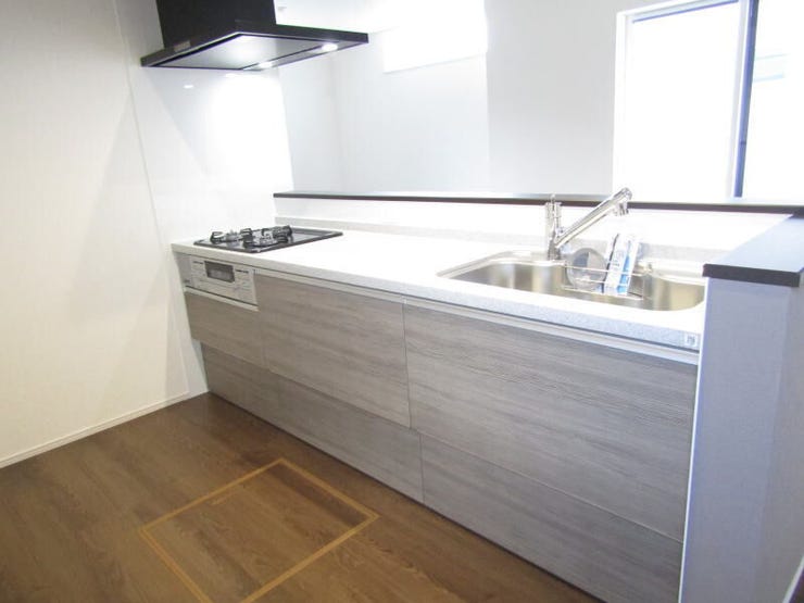 取り出しやすくしまいやすい、大容量の収納を備えたシステムキッチン。使い勝手抜群で、毎日の料理がもっと快適になります。