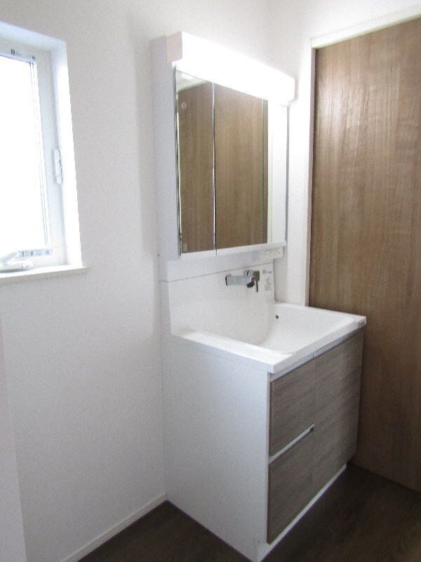 洗面台にはシャンプードレッサーを採用。ノズルが引き出せるため、洗髪やお掃除もラクラク。忙しい朝の身支度にも便利で、使い勝手のよい設備です。