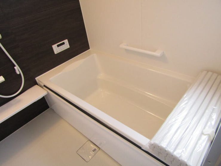 ゆったりと足を伸ばせる浴槽で、一日の疲れをしっかりリフレッシュ。快適なバスタイムを楽しめます。