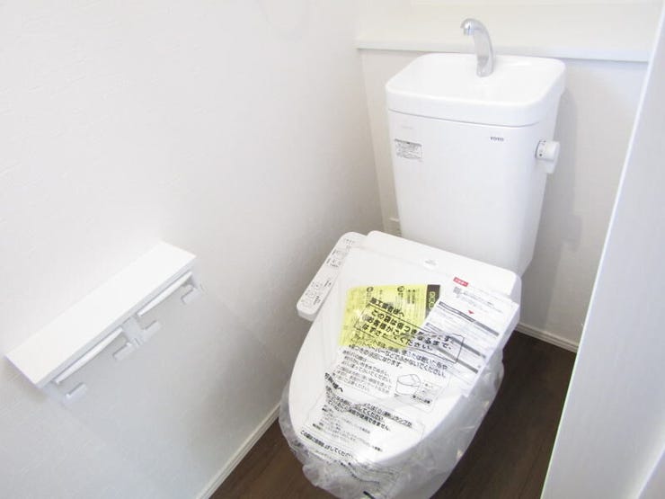 明るい採光窓と洗浄便座付きで、快適に使えるトイレ空間