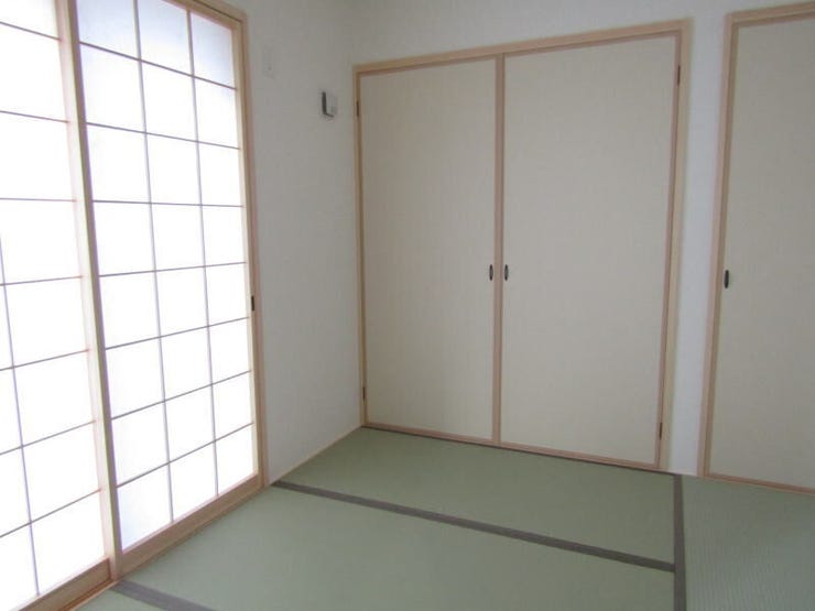 リビング横にある和室は、客間やキッズスペースとしても使える便利な空間です。