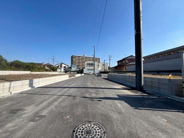 道路は少し狭いですが、交通量が少ないので静かな環境です。