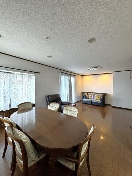 家族団らんの時間を過ごせるリビングです。