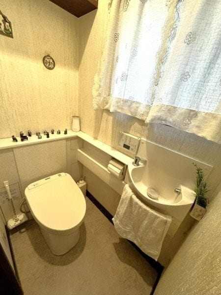 手洗器付きのトイレです!小窓があるので換気も十分にできますね。